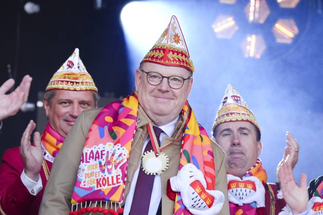 Koelner Karneval, Sessionsauftakt auf dem Koelner Heumarkt 2025 Torsten Burmerster (Oberbuergermeister Stadt Koeln) bei seinem ersten Auftritt beim Sessionsauftakt und Beginn der Karnevalssession 2025-2026 auf dem Koelner Heumarkt, Koeln, 11.11.2025 Koeln Nordrhein-Westfalen Deutschland