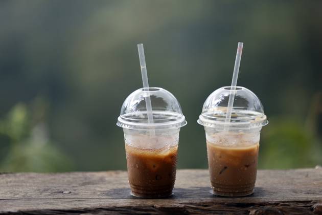 IMAGO Creative, Food, Trend, Iced Coffee Two plastic cups with a straw and iced coffee. Kontum. Vietnam. Two plastic cups with a straw and iced coffee 016962_390