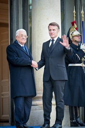 French president Emmanuel Macron welcomes Mahmoud Abbas at Elysee Palace 450581 2025 11 11 Copyright: xBarbaraxNeymanx xStarfacex STAR_450581_013