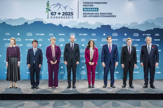 News Bilder des Tages November 11, 2025, Niagara-On-The-Lake, On, Canada: European Union High Representative for Foreign Affairs and Security Policy and European Commission Vice-President Kaja Kallas, left to right, Minister of Foreign Affairs of Japan Toshimitsu Motegi, United Kingdom Foreign Secretary Yvette Cooper, Frances Minister for Europe and Foreign Affairs Jean-No˜l Barrot, Canadas Minister of Foreign Affairs Anita Anand, U.S. Secretary of State Marco Rubio, German Foreign Minister Johann Wadephul and Italy s Foreign Minister Antonio Tajani pose for the family photo during the G7 Foreign Ministers Meeting in Niagara-on-the-Lake, Ont., on Tuesday, November 11, 2025. Niagara-On-The-Lake Canada - ZUMAc35_ 20251111_zaf_c35_261 Copyright: xNickxIwanyshynx