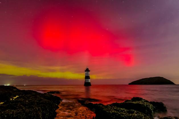 Northern Lights shine over Penmon Lighthouse Northern Lights also know as the Aurora Borealis shine and dance over Penmon Lighthouse, Penmon, on Anglesey, United Kingdom, 12th November 2025 (Photo by Mark Cosgrove News Images) Penmon Penmon Lighthouse Anglesey United Kingdom Copyright: xMarkxCosgrove NewsxImagesx