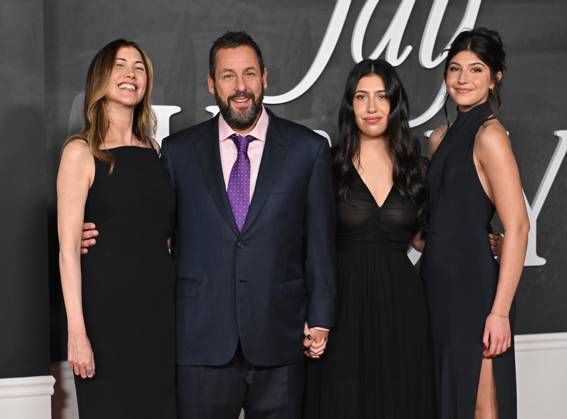 Entertainment Bilder des Tages ˜Jay Kelly™ LA Premiere Jackie Sandler, Adam Sandler, Sunny Sandler and Sadie Sandler arriving to the Los Angeles premiere of Jay Kelly? at the Egyptian Theatre on November 11, 2025 in Hollywood, Ca. Hollywood Egyptian Theatre California USA Copyright: xLisaxOConnor xAFF-USA.COMx