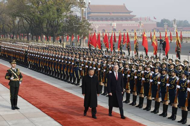 Spain s King Felipe VI (C-R) and Chinese President Xi Jinping (C-L) review the honor guard during a welcome ceremony at the Great Hall of People in Beijing, China, 12 November 2025. Spain s royal couple is on a state visit to China until 13 November. King of Spain Felipe VI and Queen Letizia visits Beijing !ACHTUNG: NUR REDAKTIONELLE NUTZUNG!  Copyright: xChemaxMoyax GRAF2406 20251112-55018509920_1