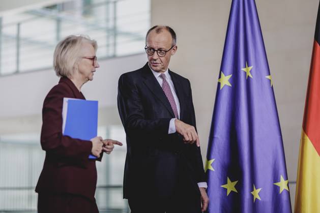 (R-L) Friedrich Merz (CDU), Bundeskanzler, und Monika Schnitzer, Vorsitzende des Sachverstaendigenrates zur Begutachtung der gesamtwirtschaftlichen Entwicklung, aufgenommen im Rahmen der Uebergabe des Jahresgutachtens des Sachverstaendigenrates zur Begutachtung der gesamtwirtschaftlichen Entwicklung (SVR) an den Bundeskanzler in Berlin, 12.11.2025. Berlin Deutschland Copyright: xFlorianxGaertnerx