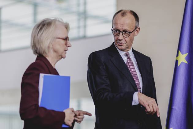 (R-L) Friedrich Merz (CDU), Bundeskanzler, und Monika Schnitzer, Vorsitzende des Sachverstaendigenrates zur Begutachtung der gesamtwirtschaftlichen Entwicklung, aufgenommen im Rahmen der Uebergabe des Jahresgutachtens des Sachverstaendigenrates zur Begutachtung der gesamtwirtschaftlichen Entwicklung (SVR) an den Bundeskanzler in Berlin, 12.11.2025. Berlin Deutschland Copyright: xFlorianxGaertnerx
