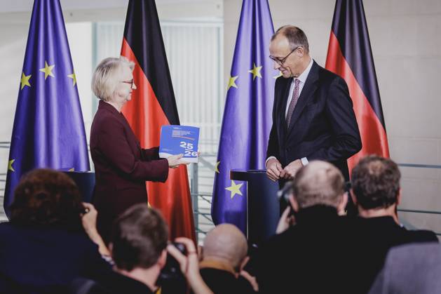 (R-L) Friedrich Merz (CDU), Bundeskanzler, und Monika Schnitzer, Vorsitzende des Sachverstaendigenrates zur Begutachtung der gesamtwirtschaftlichen Entwicklung, aufgenommen im Rahmen der Uebergabe des Jahresgutachtens des Sachverstaendigenrates zur Begutachtung der gesamtwirtschaftlichen Entwicklung (SVR) an den Bundeskanzler in Berlin, 12.11.2025. Berlin Deutschland Copyright: xFlorianxGaertnerx