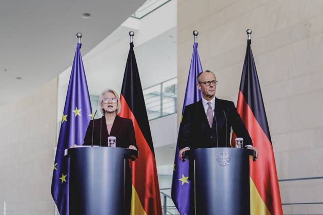 (R-L) Friedrich Merz (CDU), Bundeskanzler, und Monika Schnitzer, Vorsitzende des Sachverstaendigenrates zur Begutachtung der gesamtwirtschaftlichen Entwicklung, aufgenommen im Rahmen der Uebergabe des Jahresgutachtens des Sachverstaendigenrates zur Begutachtung der gesamtwirtschaftlichen Entwicklung (SVR) an den Bundeskanzler in Berlin, 12.11.2025. Berlin Deutschland Copyright: xFlorianxGaertnerx