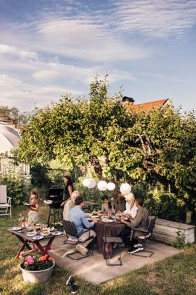 IMAGO Creative, Lifestyle, Feste im Garten #2 Group of family members having reunion dinner party in back yard at sunny day Sweden, Stockholm, model released, property released Copyright: xMaskotx , MA120745 MA120745