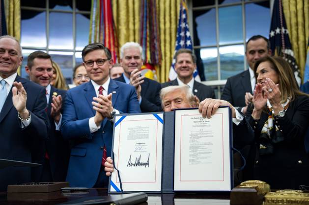 News Bilder des Tages President Donald Trump signs the funding package to re-open the federal government in the Oval Office of the White House in Washington, DC, on November 12, 2025. The short-term spending bill fund the government through January 30 and end the longest shutdown in U.S. History.  WAP20251112324 BONNIExCASH