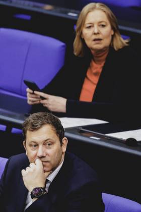 (L-R) Lars Klingbeil, Bundesminister der Finanzen, und Baerbel Bas (SPD), Bundesministerin fuer Arbeit und Soziales, aufgenommen im Rahmen einer Sitzung des Deutschen Bundestages in Berlin, 13.11.2025. Berlin Deutschland Copyright: xFlorianxGaertnerx
