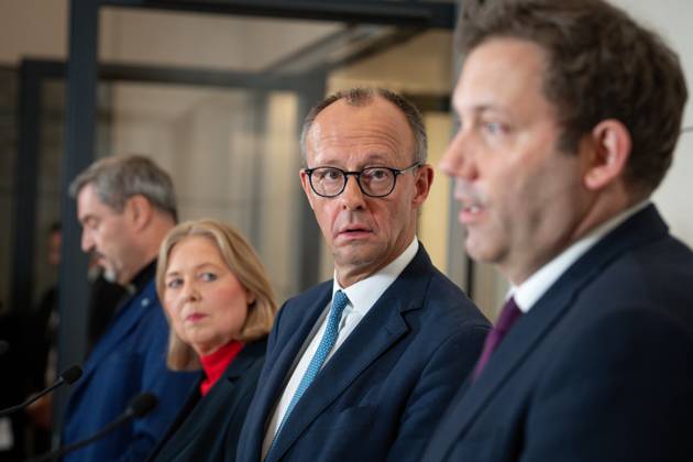News Bilder des Tages Pressestatement zu den Ergebnissen des Koalitionsausschusses Dr. Markus Soeder MdL, Ministerpraesidenten von Bayern und Parteivorsitzenden der CSU gemeinsam mit Baerbel Bas MdB, Bundesministerin fuer Arbeit und Soziales und Parteivorsitzenden der SPD, Friedrich Merz MdB, Bundeskanzler und Parteivorsitzenden der CDU Deutschlands und Lars Klingbeil MdB, Vizekanzler, Finanzminister und Parteivorsitzenden der SPD beim gemeinsamen Pressestatement zu den Ergebnissen des Koalitionsausschusses , Berlin , 13.11.2025 Berlin Berlin Deutschland