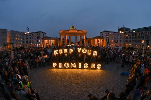 Mit dem leuchtenden Schriftzug Keep your Promises demonstrieren die Klimaaktivisten von Fridays for Future auf dem Pariser Platz in Berlin im Rahmen eines weltweiten Klimastreiks (Foto vom 14.11.2025). Anlass ist die derzeit im brasilianischen Belem stattfindende 30. UN-Weltklimakonferenz COP. (Siehe epd-Meldung vom 14.11.2025) EDITORIAL USE ONLY