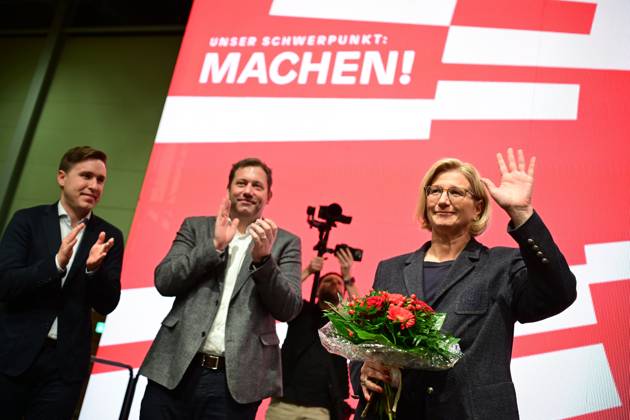 Saarlands Ministerpräsidentin Anke Rehlinger (SPD) wird beim Landesparteitag der SPD in Niederwürzbach am Freitag (14.11.2025) mit eigener Enthaltung einstimmig als Landesvorsitzende der Saar-SPD bestätigt im Beisein von Bundesfinanzminister Lars Klingbeil.
