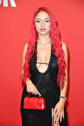 badmomzjay (bürgerlich Josy Napieray) bei der Ankunft zu der Verleihung des dritten Glamour Women of the Year Awards im The Ritz Carlton Hotel in Berlin 14.11.2025