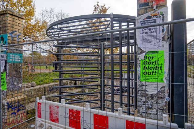 Görlitzer Park, Görli, Drehkreuz , Eingang Görlitzer Strasse. Die Drehtür wurde kurzzeitig entwendet und im Lohmühlenkanal versenkt. Der Görlitzer Park soll bis Jahresende umzäunt werden. 16 abschließbare Tore und 8 Drehkreuze sollen den Zugang na Görlitzer Park, Görli, Drehkreuz , Eingang Görlitzer Strasse. Die Drehtür wurde entwendet und im Lohmühlenkanal versenkt. Der Görlitzer Park soll bis Jahresende 2025 umzäunt werden. 16 abschließbare Tore und 8 Drehkreuze sollen den Zugang nachts sichern. Berlin-Kreuzberg