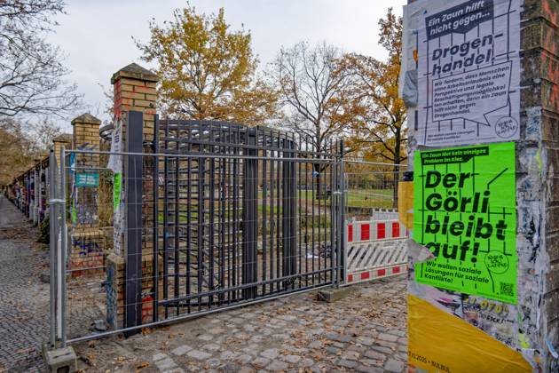 Görlitzer Park, Görli, Drehkreuz , Eingang Görlitzer Strasse. Die Drehtür wurde kurzzeitig entwendet und im Lohmühlenkanal versenkt. Der Görlitzer Park soll bis Jahresende umzäunt werden. 16 abschließbare Tore und 8 Drehkreuze sollen den Zugang na Görlitzer Park, Görli, Drehkreuz , Eingang Görlitzer Strasse. Die Drehtür wurde entwendet und im Lohmühlenkanal versenkt. Der Görlitzer Park soll bis Jahresende 2025 umzäunt werden. 16 abschließbare Tore und 8 Drehkreuze sollen den Zugang nachts sichern. Berlin-Kreuzberg