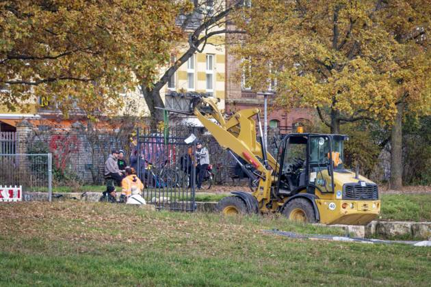 Görlitzer Park, Görli, Drehkreuz , Eingang Görlitzer Strasse. Die Drehtür wurde kurzzeitig entwendet und im Lohmühlenkanal versenkt. Der Görlitzer Park soll bis Jahresende umzäunt werden. 16 abschließbare Tore und 8 Drehkreuze sollen den Zugang na Görlitzer Park, Görli, Drehkreuz , Eingang Görlitzer Strasse. Die Drehtür wurde entwendet und im Lohmühlenkanal versenkt. Der Görlitzer Park soll bis Jahresende 2025 umzäunt werden. 16 abschließbare Tore und 8 Drehkreuze sollen den Zugang nachts sichern. Berlin-Kreuzberg