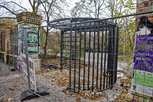 Görlitzer Park, Görli, Drehkreuz , Eingang Görlitzer Strasse. Die Drehtür wurde kurzzeitig entwendet und im Lohmühlenkanal versenkt. Der Görlitzer Park soll bis Jahresende umzäunt werden. 16 abschließbare Tore und 8 Drehkreuze sollen den Zugang na Görlitzer Park, Görli, Drehkreuz , Eingang Görlitzer Strasse. Die Drehtür wurde entwendet und im Lohmühlenkanal versenkt. Der Görlitzer Park soll bis Jahresende 2025 umzäunt werden. 16 abschließbare Tore und 8 Drehkreuze sollen den Zugang nachts sichern. Berlin-Kreuzberg