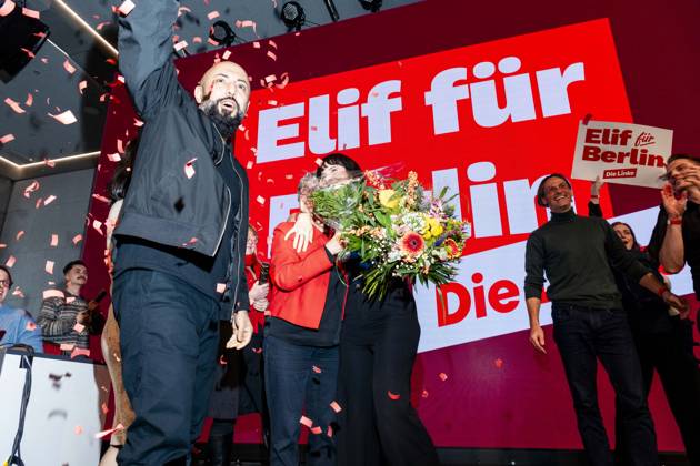 2. Tagung Landesparteitag Die Linke Berlin Elif Eralp, Spitzenkandidatin der Partei Die Linke, feiert auf der Bühne während der zweiten Tagung des 10. Landesparteitags der Partei Die Linke Berlin am 15. November 2025. Copyright: xEVENTPRESSxJeremyxKnowlesx