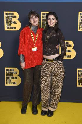 Sorina Gajewski und Bella Lochmann bei der Preisverleihung vom 39. Braunschweig International Film Festival im Staatstheater. Braunschweig, 15.11.2025