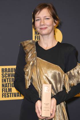 Sandra Hüller mit dem Hauptpreis Die Europa bei der Preisverleihung vom 39. Braunschweig International Film Festival im Staatstheater. Braunschweig, 15.11.2025