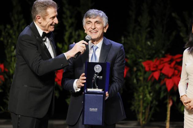 22nd Monte Carlo Film Festival - Awards Gala Night Vincenzo Salemme receives the Career Award during the awards gala night held at Grimaldi Forum during 22nd Monte Carlo Film Festival on November 15, 2025 in Monte Carlo, Monaco. Photo Marco Piovanotto ABACAPRESS.COM Monte Carlo Monaco  Copyright: xPiovanottoxMarco ABACAx