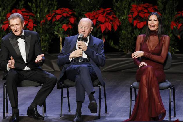 22nd Monte Carlo Film Festival - Awards Gala Night Massimo Boldi receives the Career Award from Elisabetta Gregoraci and Ezio Greggio during the awards gala night held at Grimaldi Forum during 22nd Monte Carlo Film Festival on November 15, 2025 in Monte Carlo, Monaco. Photo Marco Piovanotto ABACAPRESS.COM Monte Carlo Monaco  Copyright: xPiovanottoxMarco ABACAx