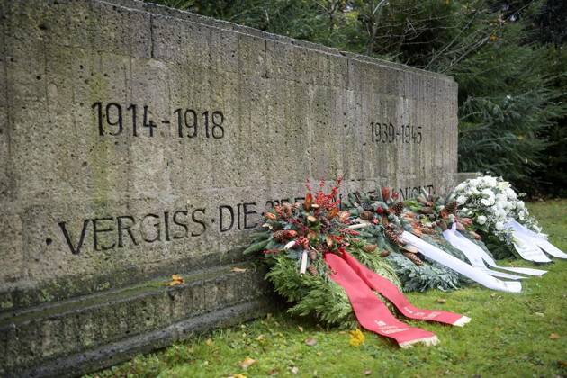 RECORD DATE NOT STATED Kranzniederlegung in Homberg. Zum ersten Mal seit vielen Jahren gibts wieder eine Kranzniederlegung am Ehrenfriedhof. Der Freundeskreis Historisches Homberg und Vorsitzender Daniel Kontermann beleben die Tradition am Volkstrauertag.am 16.11..2025 in Duisburg. ** NUR FÜR REDAKTIONELLE ZWECKE ** EDITORIAL USE ONLY **<p>Zum ersten Mal seit vielen Jahren gibts wieder eine Kranzniederlegung am Ehrenfriedhof. Der Freundeskreis Historisches Homberg und Vorsitzender Daniel Kontermann beleben die Tradition am Volkstrauertag. 16.11..2025 in Duisburg. Deutschland NRW Duisburg Copyright: DanielxAttia