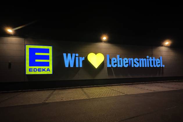 15.11.2025 xsvx, Wirtschaft Edeka emwir , v.l. Logo, Schriftzug, Edeka Wir lieben Lebensmittel Symbolbild Garmisch-Partenkirchen