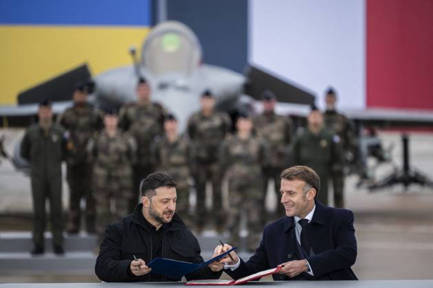 President Emmanuel Macron and President Volodymyr Zelensky signed a letter of intent at the Velizy Villacoublay air base on November 17, 2025 Eliot Blondet Pool Bestimage French President Emmanuel Macron and Ukraines President Volodymyr Zelensky at welcome ceremony at a military base in Velizy Villacoublay, southwest of Paris, France, on November 17, 2025 Velizy Villacoublay France  Copyright: xEliotxBlondetx xPoolx xBestimagexEliotxBlondetx xPoolx xBestimagex