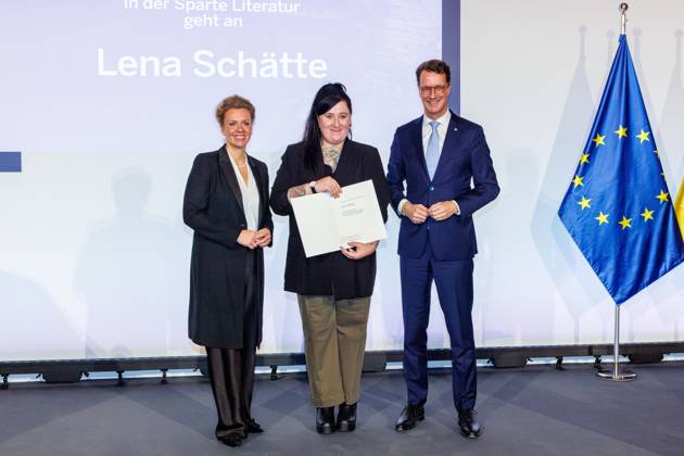 17.11.2025. Düsseldorf. Mit dem Kunstpreis des Landes Nordrhein-Westfalen wird in diesem Jahr der Autor Ralf Rothmann ausgezeichnet. NRW-Ministerpräsident Hendrik Wüst und Kulturministerin Ina Brandes verleihen den Preis an den in Oberhausen aufgewachsenen Schriftsteller. Außerdem werden die Förderpreise in den fünf Sparten Baukunst, Darstellende Künste, Literatur, Musik und Visuelle Künste verliehen. Hier v. l.: NRW-Kulturministerin Ina Brandes, Lena Schätte (Sparte Literatur) und NRW-Ministerpräsident Hendrik Wüst Düsseldorf K21, Ständehaus Nordrhein-Westfalen Deutschland