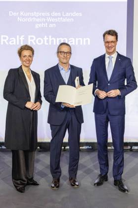 Ina Brandes, Ralf Rothmann und Hendrik Wüst bei der Verleihung des Kunstpreises des Landes Nordrhein-Westfalen 2025 an Ralf Rothmann. Düsseldorf, 17.11.2025 Foto:xO.xLangelx xFuturexImagex kunstpreis_5107