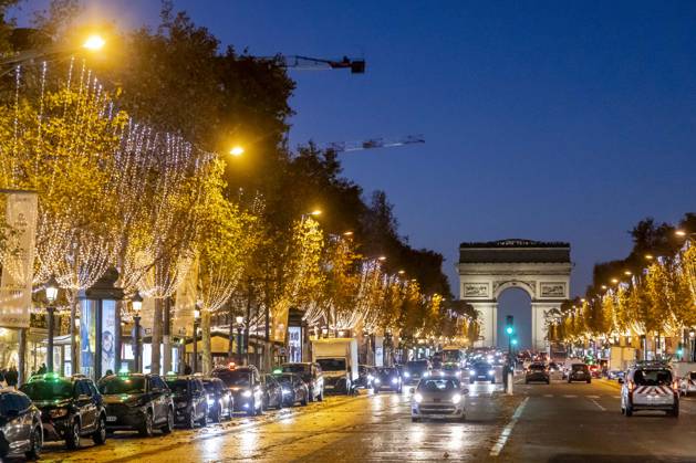 Paris, France November 17, 2025 - People walk past the Christmas lights set along Champs-Elysà es. The decorations will remain in place until January 4, 2026, and will be illuminated nightly until midnight, except on December 24 and 31, when the Champs-Elysà es will shine all night long. DECORATIONS DE NOEL, FETES DE FIN D ANNEE, ILLUMINATIONS DE NOEL, CHRISTMAS LIGHTS, ILLUSTRATION, AVENUE DES CHAMPS ELYSEES, PARIS, TOURISME, SHOPPING, ECONOMIE, CITYSCAPE, CREPUSCULE, SOIR, NUIT, SITE TOURISTIQUE, DECEMBRE, PAYSAGE URBAIN, VILLE, ECLAIRAGE, MONUMENT, LUMIERES, LED, GUIRLANDES Copyright: xVincentxIsorex