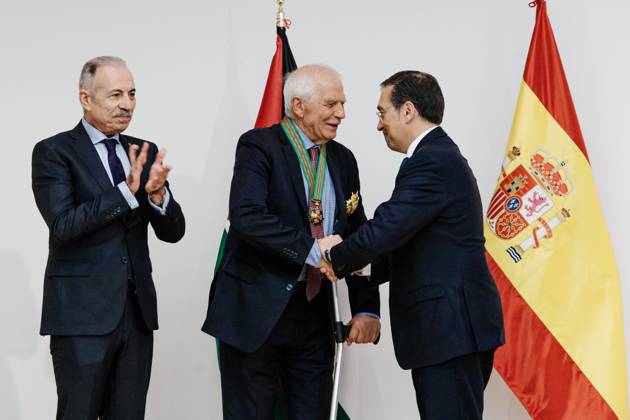 Borrell receives the Grand Star of the Order of Jerusalem by the Ambassador of Palestine The former Minister and EU High Representative for Foreign Affairs, Josep Borrell, receives the Grand Star of the Order of Jerusalem by the Ambassador of Palestine to Spain, Husni Abdel Wahed, on November 18, 2025, in Madrid Spain 18 NOVEMBER 2025 Carlos Lujá Espana  Copyright: xCarlosxLujanx 7108409