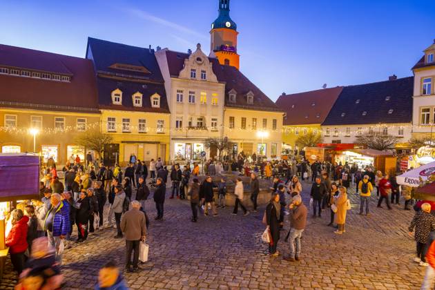 Pfefferkuchenmarkt Pulsnitz Pulsnitz ist bekannt als Sachsens Pfefferkuchenstadt. Seit dem Jahr 2003 findet hier, immer am ersten Wochenende im November, ein Pfefferkuchenmarkt statt. Auf dem Pulsnitzer Pfefferkuchenmarkt werden alle acht Pfefferküchler der Stadt sowie die Pulsnitzer Lebkuchenfabrik GmbH vertreten sein und Ihre Pulsnitzer Pfefferkuchen, wie z.B. die beliebten Pulsnitzer Spitzen, zum Kauf anbieten. Der Pulsnitzer Pfefferkuchenmarkt wird somit auch in diesem Jahr als einer der ersten Weihnachtsmärkte, die diesjährigen Weihnachtsmarktsaison eröffnen. Pulsnitz Sachsen Deutschland