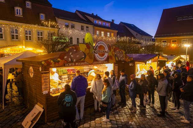 Pfefferkuchenmarkt Pulsnitz Pulsnitz ist bekannt als Sachsens Pfefferkuchenstadt. Seit dem Jahr 2003 findet hier, immer am ersten Wochenende im November, ein Pfefferkuchenmarkt statt. Auf dem Pulsnitzer Pfefferkuchenmarkt werden alle acht Pfefferküchler der Stadt sowie die Pulsnitzer Lebkuchenfabrik GmbH vertreten sein und Ihre Pulsnitzer Pfefferkuchen, wie z.B. die beliebten Pulsnitzer Spitzen, zum Kauf anbieten. Der Pulsnitzer Pfefferkuchenmarkt wird somit auch in diesem Jahr als einer der ersten Weihnachtsmärkte, die diesjährigen Weihnachtsmarktsaison eröffnen. Pulsnitz Sachsen Deutschland