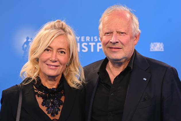 Axel MILBERG (Schauspieler) mit Ehefrau Judith. Verleihung Bayerischer Kunstpreis 2025 am 18.11.2025 im Bergson Kunstkraftwerk in Muenchen