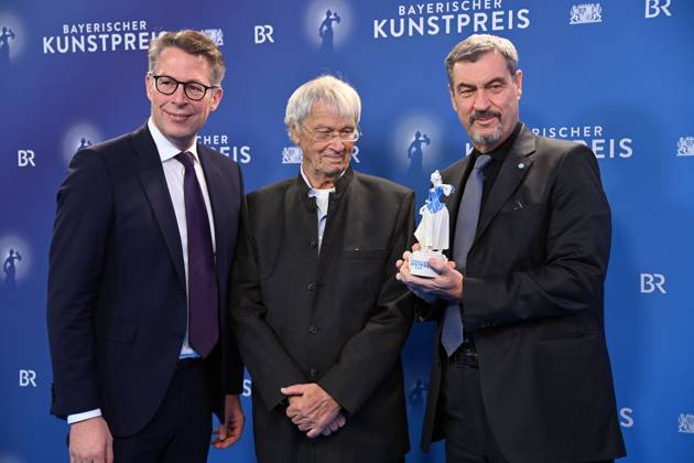 Gerhard POLT (Kabarettist) erhaelt den Ehrenpreis von Markus SOEDER (Ministerpraesident Bayern und CSU Vorsitzender,re), li:Markus BLUME (CSU,Bayerischer Staatsminister für Wissenschaft und Kunst). Verleihung Bayerischer Kunstpreis 2025 am 18.11.2025 im Bergson Kunstkraftwerk in Muenchen