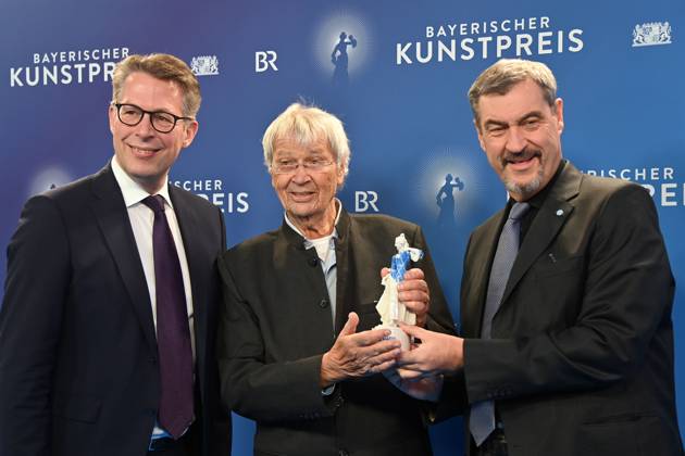 Gerhard POLT (Kabarettist) erhaelt den Ehrenpreis von Markus SOEDER (Ministerpraesident Bayern und CSU Vorsitzender,re), li:Markus BLUME (CSU,Bayerischer Staatsminister für Wissenschaft und Kunst). Verleihung Bayerischer Kunstpreis 2025 am 18.11.2025 im Bergson Kunstkraftwerk in Muenchen