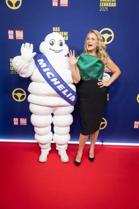 Das Goldene Lenkrad 2025 Barbara Schöneberger Michelin Männchen Verleihung Auto BILD Das Goldene Lenkrad 2025 im Axel Springer Gebäude in Berlin Copyright: xEventpressxFuhrx