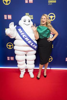 Das Goldene Lenkrad 2025 Barbara Schöneberger Michelin Männchen Verleihung Auto BILD Das Goldene Lenkrad 2025 im Axel Springer Gebäude in Berlin Copyright: xEventpressxFuhrx