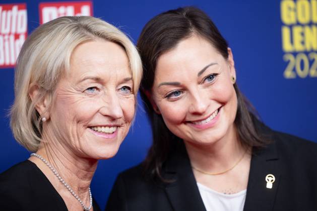 Das Goldene Lenkrad 2025 Isolde Holderied, Rallye-Fahrerin und Lina van de Mars TV-Moderatorin Verleihung Auto BILD Das Goldene Lenkrad 2025 im Axel Springer Gebäude in Berlin Copyright: xEventpressxFuhrx