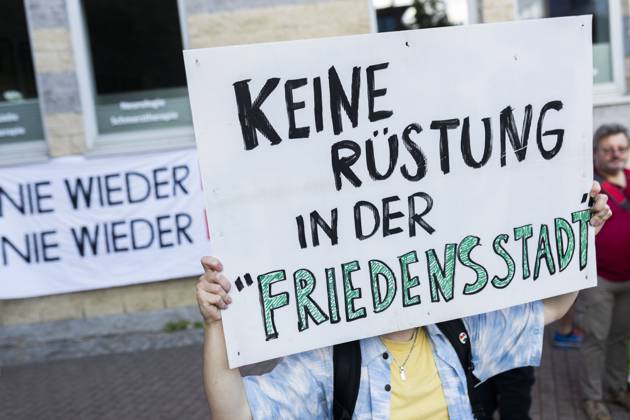 Plakat mit der Aufschrift Keine Rüstung in der Friedensstadt während einer Kundgebung zum Antikriegstag 2025 in Osnabrück. Das VW-Werk in Osnabrück steht auf der Streichliste von Volkswagen. Rheinmetall-Chef Armin Papperger äußerte, dass das VW-Werk in Osnabrück gut geeignet sei, um dort zum Beispiel militärische Fahrzeuge herzustellen. Für die Munitionsherstellung sei das Werk aber ungeeignet. 01.09.2025 Keine Rüstung in der Friedensstadt