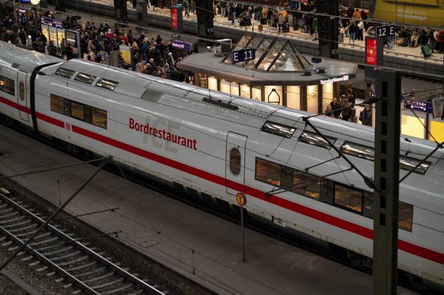 Innenaufnahme, Bordrestaurant eines ICE, Intercity-Express, RE, Regional-Express, Züge, Gleise, Bahnsteig, Reisende, Hauptbahnhof, Freie und Hansestadt Hamburg, Deutschland Interior view, on-board restaurant of an ICE, Intercity Express, RE, Regional Express, trains, tracks, platform, travelers, main station, Free and Hanseatic City of Hamburg, Germany Copyright: imageBROKER MichaelxWeber iblimw15689337.jpg