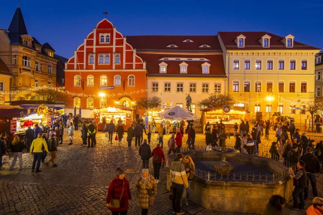 Pfefferkuchenmarkt Pulsnitz Pulsnitz ist bekannt als Sachsens Pfefferkuchenstadt. Seit dem Jahr 2003 findet hier, immer am ersten Wochenende im November, ein Pfefferkuchenmarkt statt. Auf dem Pulsnitzer Pfefferkuchenmarkt werden alle acht Pfefferküchler der Stadt sowie die Pulsnitzer Lebkuchenfabrik GmbH vertreten sein und Ihre Pulsnitzer Pfefferkuchen, wie z.B. die beliebten Pulsnitzer Spitzen, zum Kauf anbieten. Der Pulsnitzer Pfefferkuchenmarkt wird somit auch in diesem Jahr als einer der ersten Weihnachtsmärkte, die diesjährigen Weihnachtsmarktsaison eröffnen. Pulsnitz Sachsen Deutschland