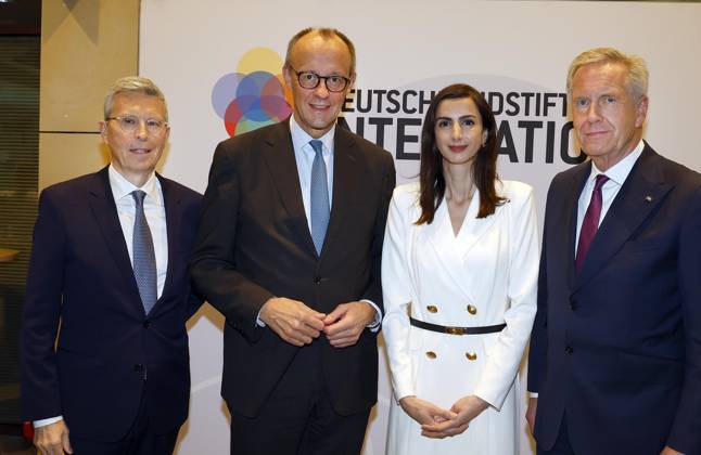 Dr. Thomas Gauly (Gesellschafter DSI), Schirmherr Bundeskanzler Friedrich Merz, Anahita Thoms, Christian Wulff (Vors. Stiftungsrat der DSI) bei der Verleihung des TALISMAN 2025 der Deutschlandstiftung Integration im Allianz Forum in Berlin.