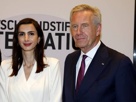 Anahita Thoms, Christian Wulff (Vors. Stiftungsrat der DSI) bei der Verleihung des TALISMAN 2025 der Deutschlandstiftung Integration im Allianz Forum in Berlin.