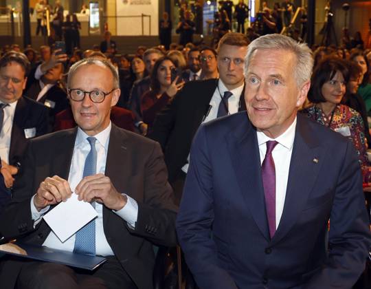 Schirmherr Bundeskanzler Friedrich Merz, Christian Wulff (Vors. Stiftungsrat der DSI) bei der Verleihung des TALISMAN 2025 der Deutschlandstiftung Integration im Allianz Forum in Berlin.
