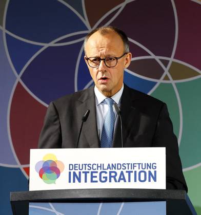 Schirmherr Bundeskanzler Friedrich Merz bei der Verleihung des TALISMAN 2025 der Deutschlandstiftung Integration im Allianz Forum in Berlin.