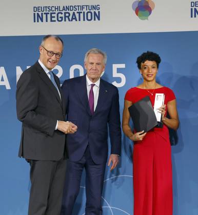 Schirmherr Bundeskanzler Friedrich Merz, Christian Wulff (Vors. Stiftungsrat der DSI), Malaika Mihambo (Leichtathletin, mehrfache Welt- u. Europameisterin) bei der Verleihung des TALISMAN 2025 der Deutschlandstiftung Integration im Allianz Forum in Berlin.